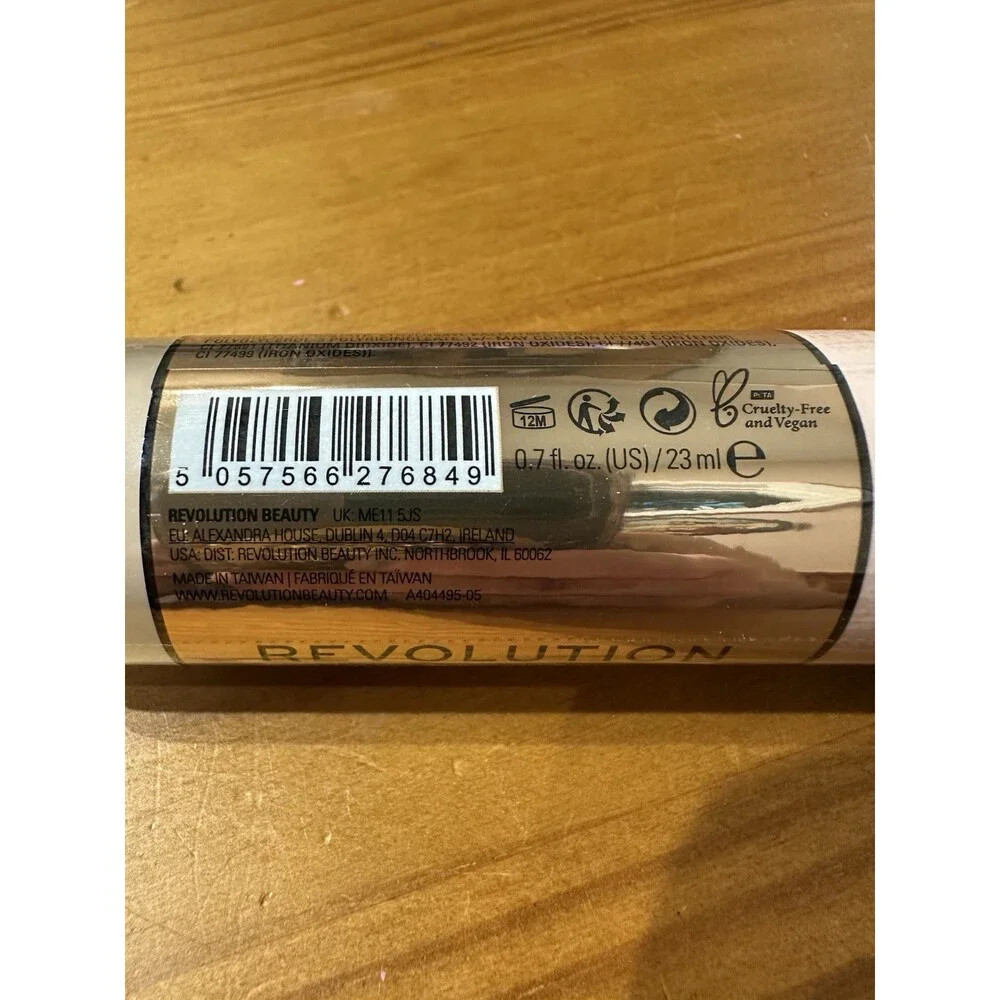 Makeup Revolution Conceal & Glow Foundation F2 23ml Illuminating Vegan